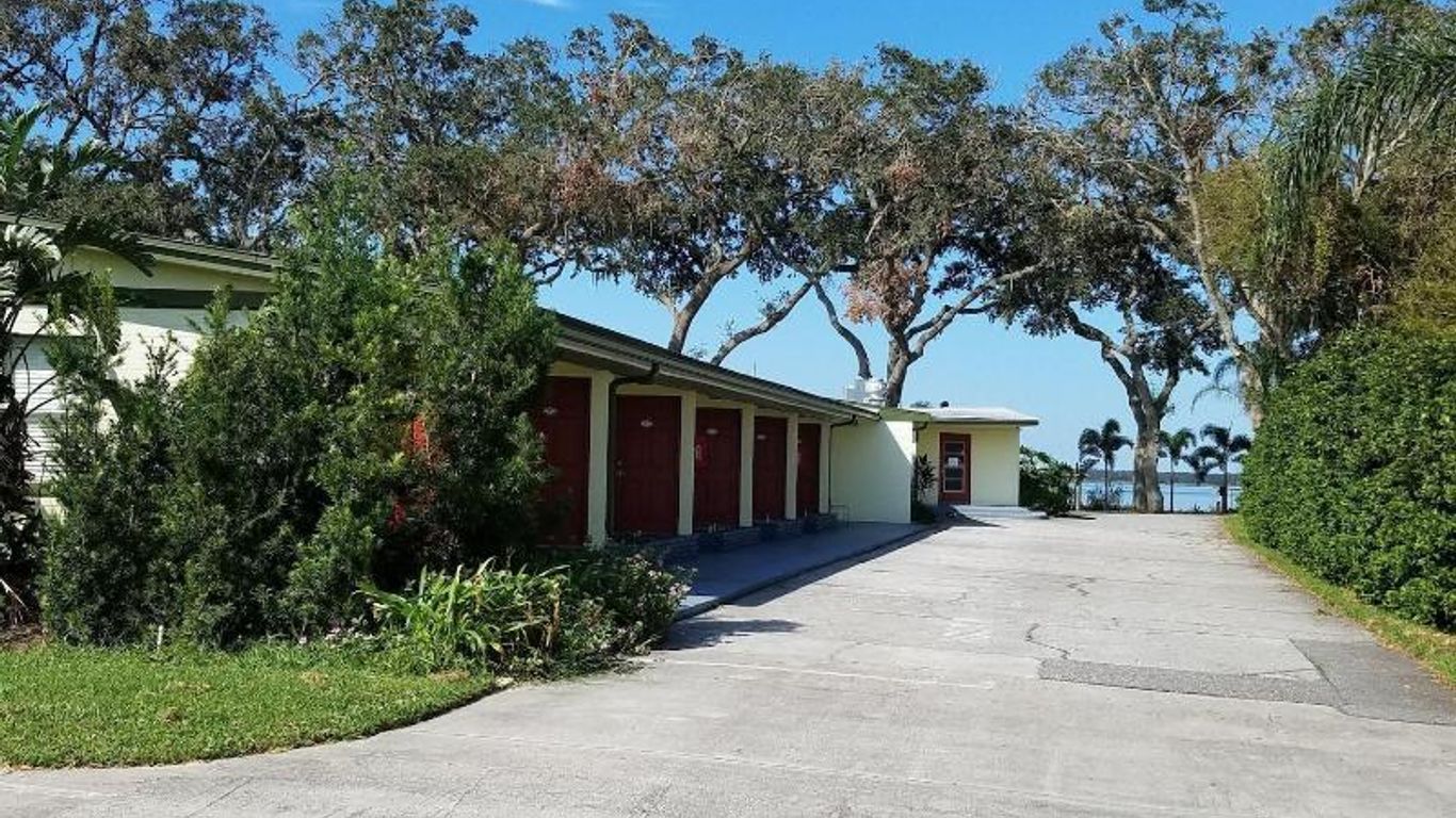 Lakeside Inn And Cafe