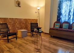 Jujurana - Valley View 1bhk Apartment | Wifi, Parking, Balcony | Near Shimla! - Shimla - Vardagsrum