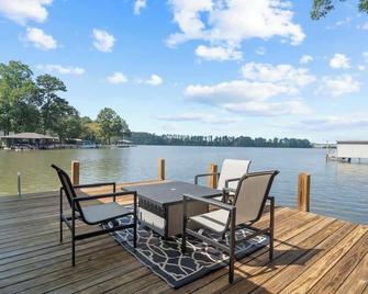 Misty Cove Sleeps 6, Private Dock & Great Fishing - Milledgeville - Binnenhof