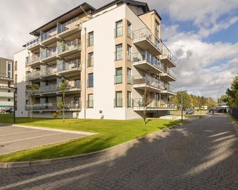 Apartment Five Seas with Parking & Swimming Pool by Noclegi Renters - Sianożęty - Budynek