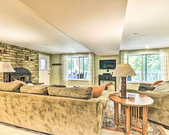 The Owls Nest with Hot Tub and Forest Views! - Portland - Sala de estar