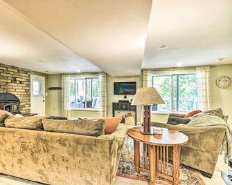 The Owls Nest with Hot Tub and Forest Views! - Portland - Sala de estar