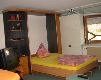 Proximity to the gold city of Pforzheim + Karlsruhe. The apartment with a view of the vineyard - Birkenfeld - Schlafzimmer