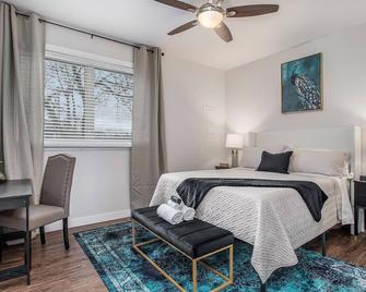 Gatsby Place | Beaches | Grand Mere | Wineries - Stevensville - Bedroom