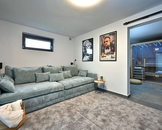 Amazing Home in Popovaca With 2 Bedrooms, Wifi and Outdoor Swimming Pool - Popovača - Living room