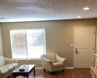 103D ~ Relaxing, Quiet Location In Elizabethtown ~ High-End Finishes Throughout! - Elizabethtown - Living room