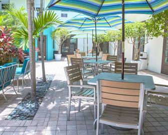 Dorchester Hotel - Miami Beach - Patio