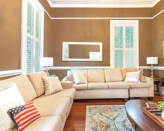 Bumblebee Mansion w Tiny Home Historic Modern - Columbus - Living room