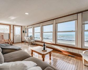 Spacious Lakefront 4 Bedroom - Amherstburg - Living room