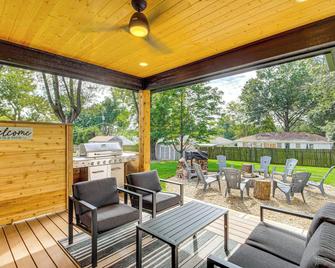 Stylish and Modern Lenexa Haven with Fire Pit and Deck! - Lenexa - Patio