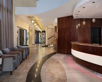 Premier Hotel O.R. Tambo - קמפטון פארק - דלפק קבלה