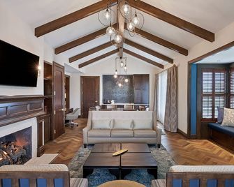 The Inn at Meadowbrook - Prairie Village - Wohnzimmer