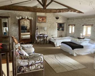 Charming 19th century Charentaise farm house - Avy - Habitación