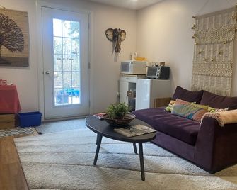 Wild Divine Sanctuary: Yoga + Nature + Zen - Cobourg - Sala de estar