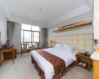 Longzhiquan Spa Business Hotel - Guangzhou - Bedroom