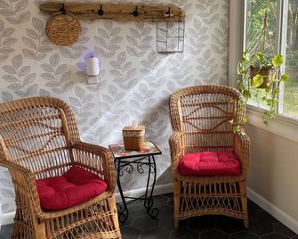 Charming 2-bedroom water oriented cottage with water access - North East - Living room