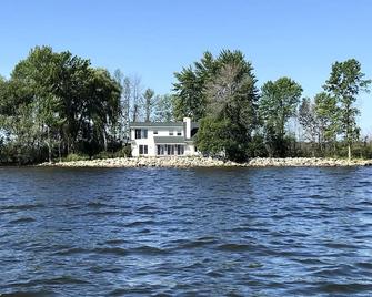 Peaceful 3 bedroom cottage with loft on the west shore of Green Bay. - Oconto - Vista del exterior