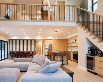Modern A-Frame Lake Cabin w/ Pickleball Ct.4Bd 3Ba - Genoa City - Living room