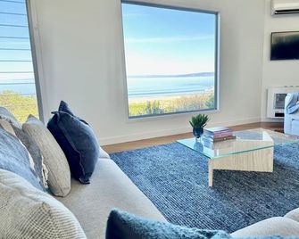 Coastal Escape - Coles Bay - Living room