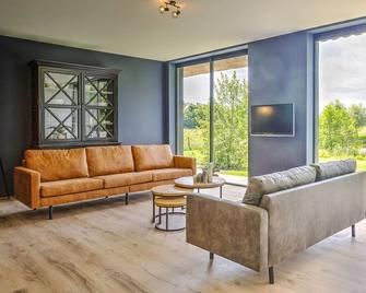 Tranquil Farmhouse in Rijsbergen with Hot Tub and Garden - Rijsbergen - Living room