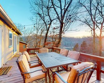 Ozark Rambler Cabin - Eureka Springs - Balcony