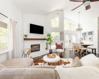 Charming Woodland Cabin Retreat: Cozy & Relaxing Escape near Nashville - Kingston Springs - Sala de estar