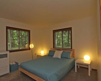 Hiking, Biking and Fall colors. Open for relaxation year round. - Lambton Shores - Bedroom