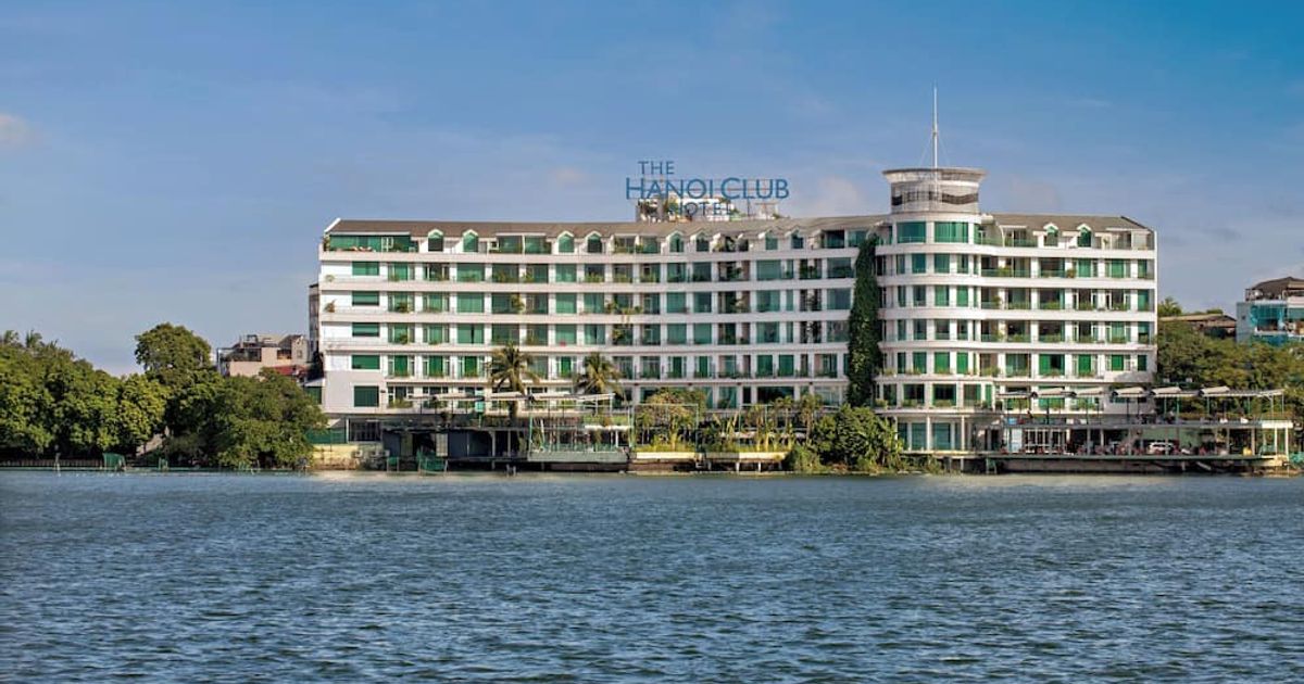 PHÒNG NGHỈ HIỆN ĐẠI VỚI NỘI THẤT TINH TẾ TẠI LAKESIDE HOTEL