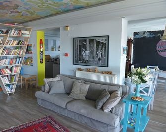 Guesthouse Vissinokipos - Biker Friendly - Motorradhotel - Aposkepos - Living room