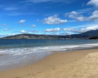 Beach House 3 mins Walk Bellerive Beach, Hobart - Bellerive - Strand