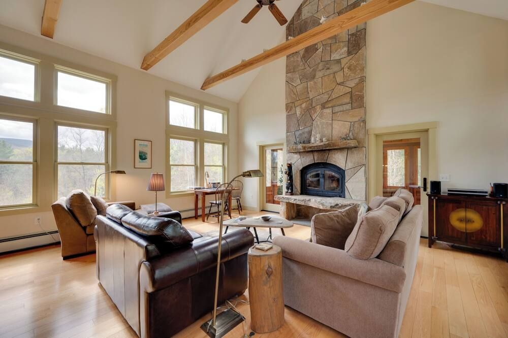 Home w/ Fire Pit, 7 Mi to Attitash Mtn Resort - جاكسون (نيو هامبشير) - غرفة معيشة