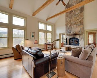 Home w/ Fire Pit, 7 Mi to Attitash Mtn Resort - جاكسون (نيو هامبشير) - غرفة معيشة