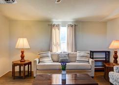 Peaceful Sandia Park Retreat with Deck and Views! - Sandia Park - Living room