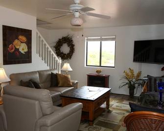 Fitz Ritz~serene, Magnificent Red Rock Views, On Forest & Golf Course, Wildlife! - Sedona - Wohnzimmer