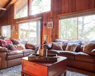 Cozy Bass Lake Cabin walk to Pines Village & Marina, 20 min to Yosemite! - Bass Lake - Living room