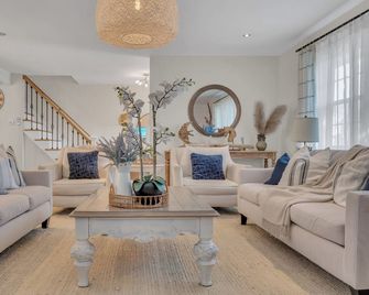 French Country Inspired Retreat Just Steps from the Boardwalk! - Point Pleasant Beach - Sala de estar