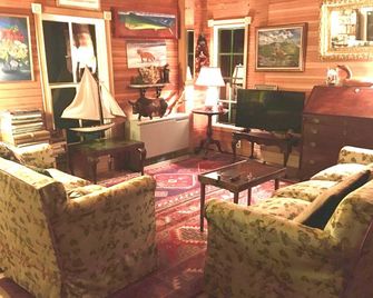 Lake Champlain Charming Cottage - North Ferrisburgh - Living room