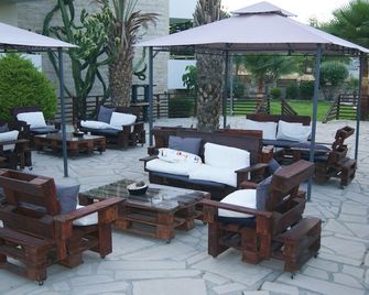 M. Moniatis Hotel - לימסול - פטיו