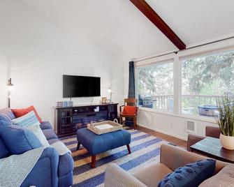 Calamity Cabin - Gig Harbor - Living room