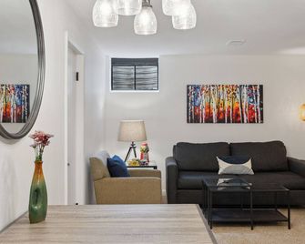 Amazing Apartment | Steps from Downtown Littleton - Littleton - Sala de estar