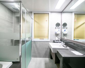 Golden Tulip Essential Namgang - Jinju - Bathroom