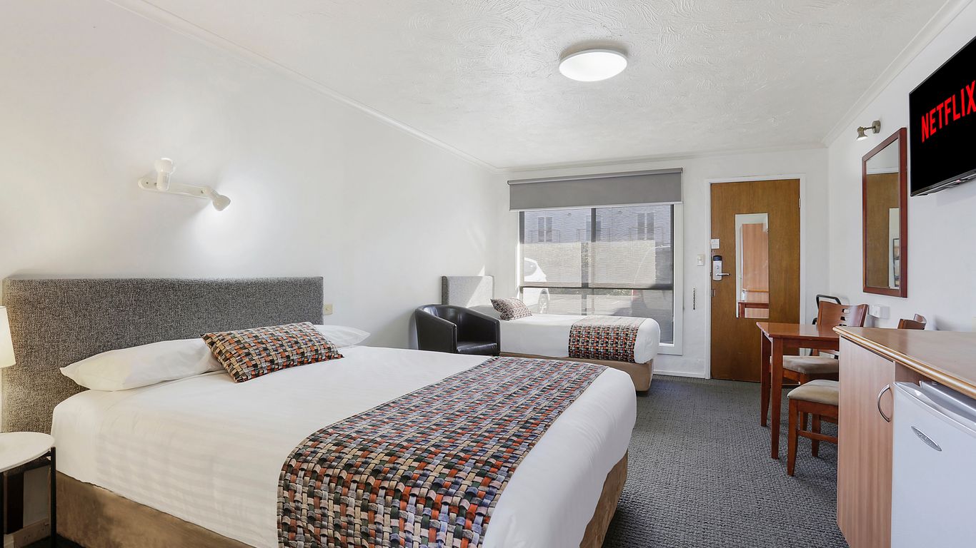 Waves Motel and Apartments