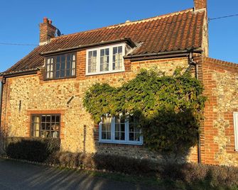 Pilgrims - Traditional flint cottage with open fire - Stanhoe - Building