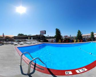 Econo Lodge Wall - Wall - Pool