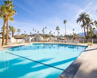 Mid-Century Modern Gem with a BBQ Patio - Palm Springs - Uima-allas