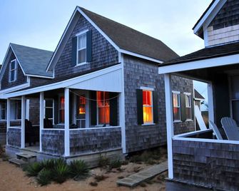 Cottage #8 - Spectacular views of Cape Cod Bay on a private association beach! - Truro - Building