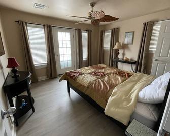 Lagoon Waterfront Family Getaway ! - Manahawkin - Bedroom