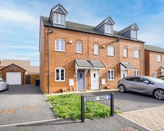 Spacious 3-Bedroom House | Wi-Fi | Serviced Stays - Cranfield - Edificio