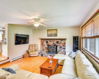 6 Mi to Beach: Family Home in Little Compton! - Little Compton - Living room