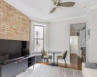 Blueground | Nolita, balcony, nr Washington Square - New York - Living room